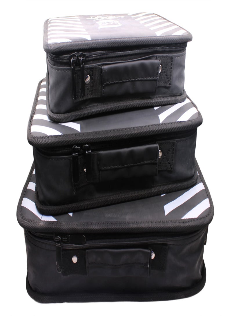 حقيبة أدوات الحلاقة، حقيبة واسعة ومتينة مصممة لتخزين وتنظيم جميع أدوات العناية الشخصية الأساسية. تتميز بحجرات متعددة ومقبض متين.