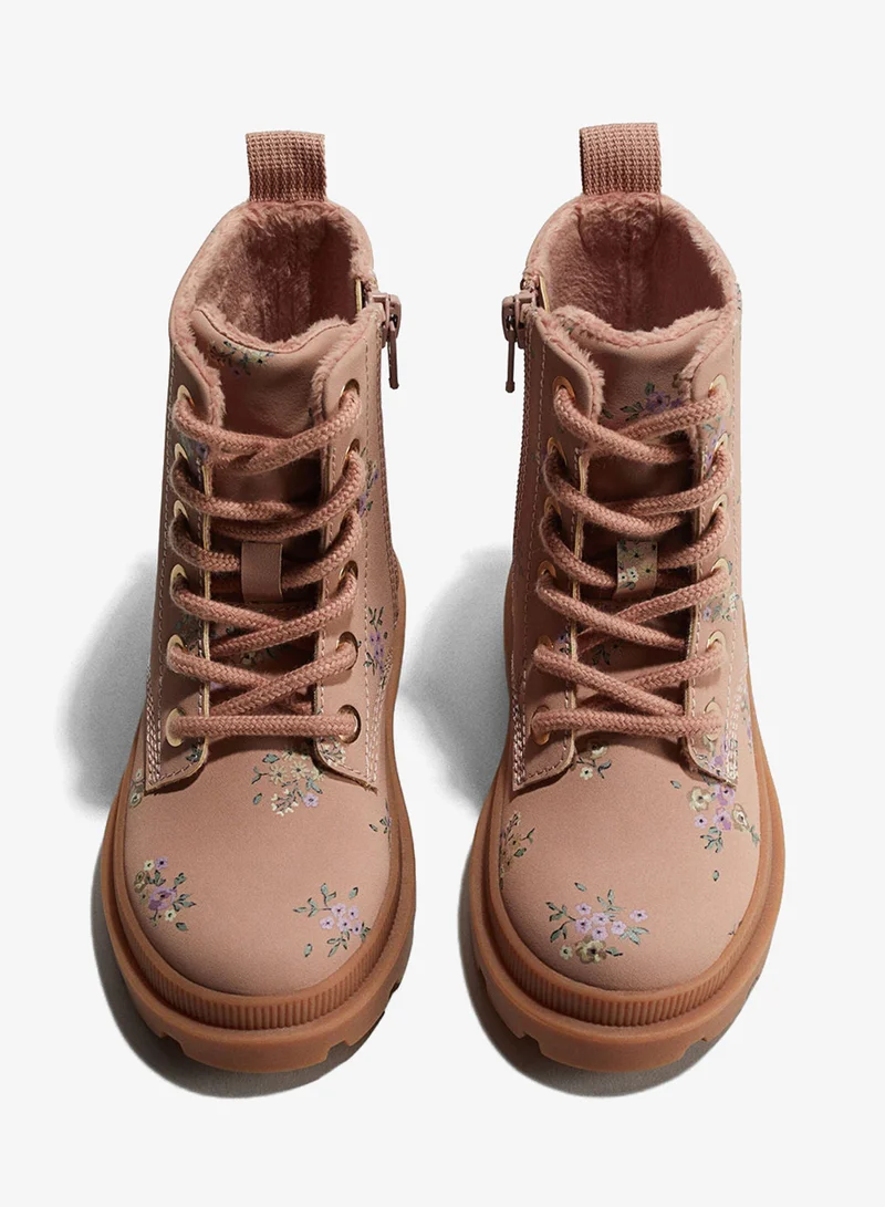 اتش اند ام بووت بأربطة للإغلاق