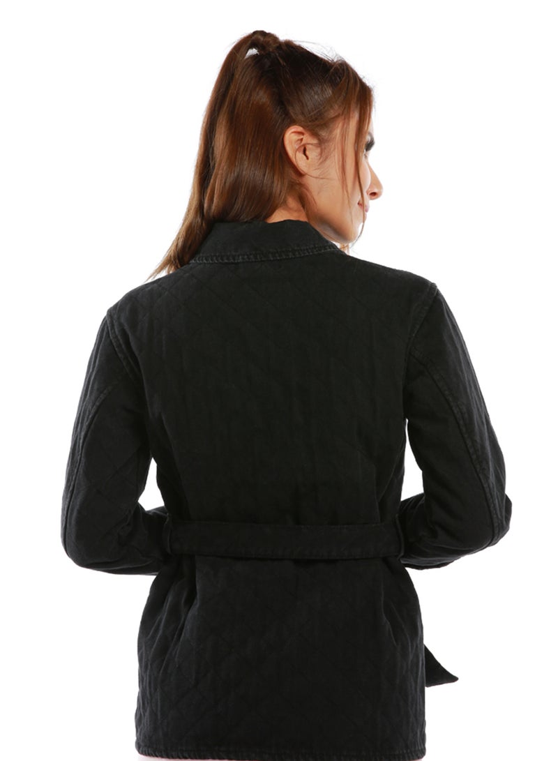 لندن راج سترة سوداء بحزام ونمط لحاف بأكمام طويلة - Image 3