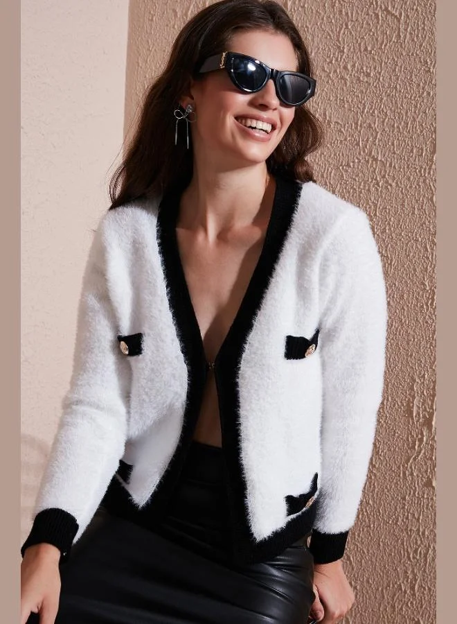 ليلا كارديجان ليلا بريميوم بقصة عادية وياقة على شكل حرف  وجيوب بنسيج ناعم للنساء