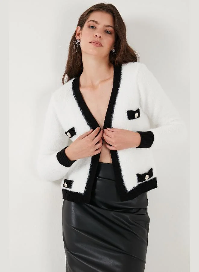 ليلا كارديجان ليلا بريميوم بقصة عادية وياقة على شكل حرف  وجيوب بنسيج ناعم للنساء