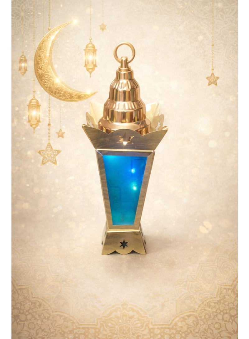 فانوس رمضاني معدني كلاسيكي ذهبي مضيء بزجاج ملون – ديكور منزلي أنيق وديكور رمضان مميز للتعليق أو الرف – المقاسات: ارتفاع 33 سم × عرض القاعدة 8×8 سم × أكبر عرض 13 سم (منتصف الفانوس)
