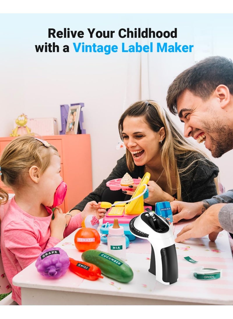 فوميمو ماكينة كتابة الملصقات البارزة (Embossing) من Phomemo بستايل "أولد سكول" وتصميم ريترو كلاسيكي شيك جداً. بتيجي معاها 6 بكرات جاهزين للاستخدام عشان تطبع براحتك. عملية ومثالية جداً لتنظيم برطمانات المطبخ، ملفات المكتب، ترتيب البيت، أو لو بتحب شغل الهاند ميد والأعمال اليدوية (DIY). بتعملك ملصقات 3D بارزة بتدي شكل مميز ومختلف لأي حاجة تلزقها عليها! - Image 2