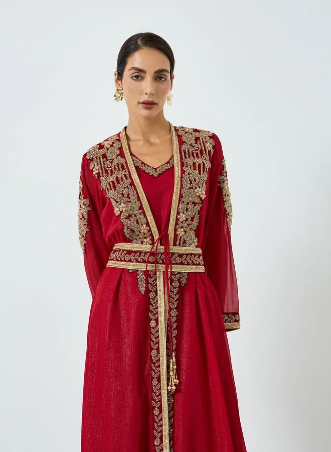 مكسيم كريشن قفطان بحزام مع فستان داخلي وتفاصيل يدوية مزينة