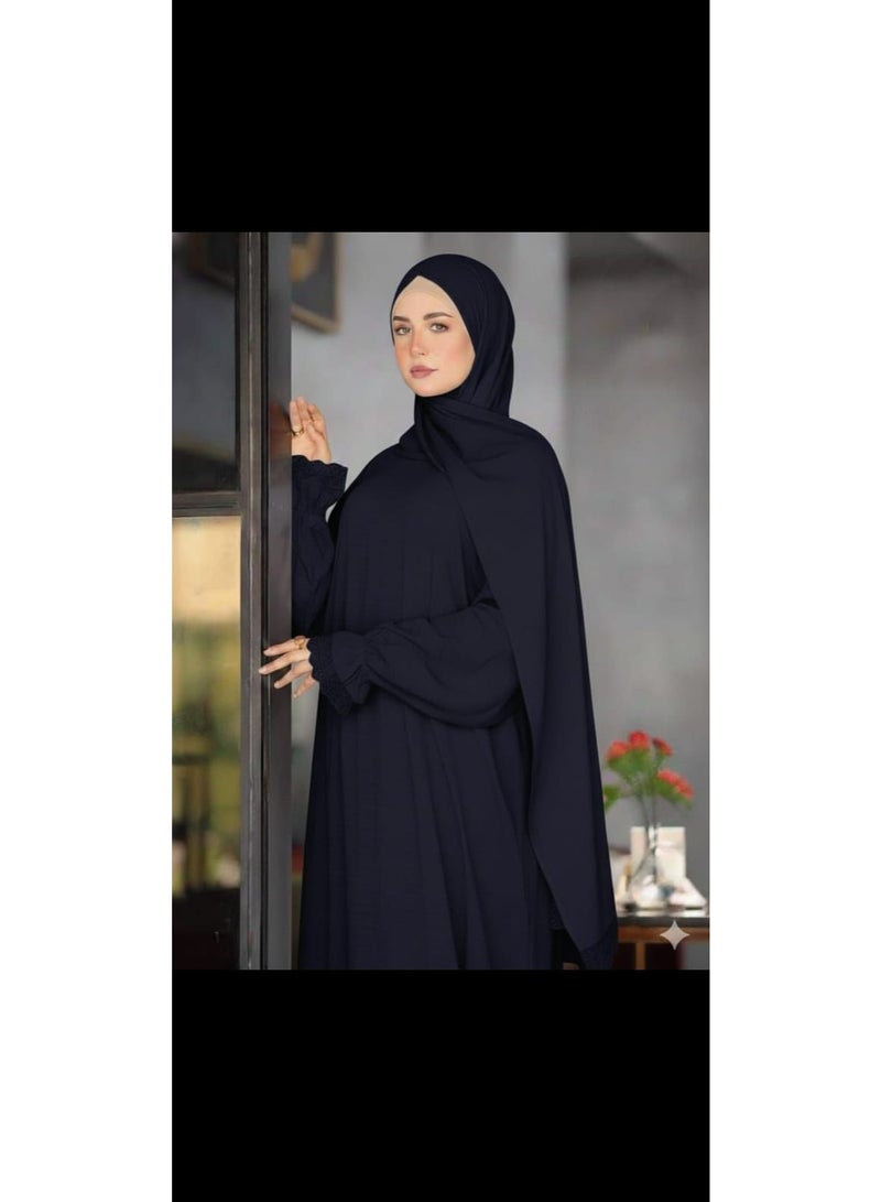 شرشف صلاة أنيق بقطعة واحدة مع طرحة متصلة وتفاصيل دانتيل ناعمة على الأكمام.