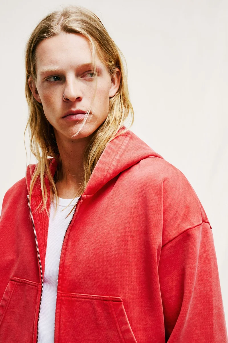 اتش اند ام هودي بقصّة فضفاضة وبسحاب كامل