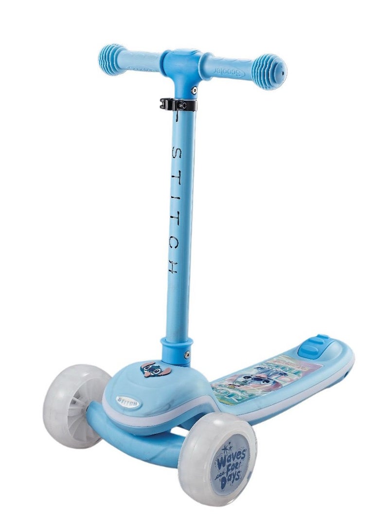 STITCH سكوتر مغامرة ثلاثي العجلات مع إضاءة ستش | سكوتر LED من ديزني ستش – متعة ثلاثية العجلات مع توهج | اركب بسطوع، اركب بمتعة، متعة لا تنتهي! | للأطفال من عمر 3 سنوات وما فوق - Image 1