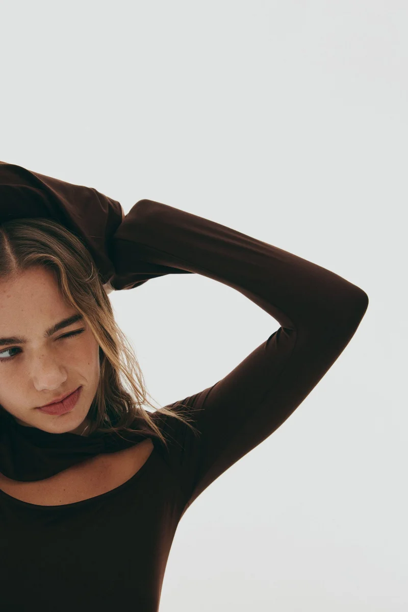 اتش اند ام فستان ضيق بتفاصيل مكشوفة