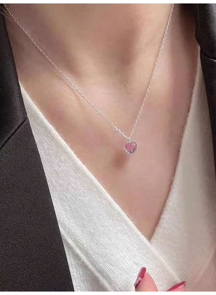 925 ستيرلنغ سيلفر تشارمز سلسال بقلادة فاخرة ناعمة مصنوعة من الفضة الإسترلينية عيار 925 بجودة عالية ودقة شديدة على شكل قلب صغير ثلاثي الأبعاد مرصّع بحجر زيركون وردي لامع ومقطوع بشكل دقيق ليعكس الضوء ويضفي بريقًا ناعمًا ومميزًا للأميرة التي تستحقها - Image 3