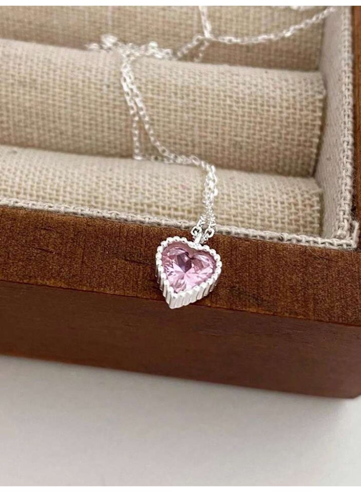 925 ستيرلنغ سيلفر تشارمز سلسال بقلادة فاخرة ناعمة مصنوعة من الفضة الإسترلينية عيار 925 بجودة عالية ودقة شديدة على شكل قلب صغير ثلاثي الأبعاد مرصّع بحجر زيركون وردي لامع ومقطوع بشكل دقيق ليعكس الضوء ويضفي بريقًا ناعمًا ومميزًا للأميرة التي تستحقها - Image 2