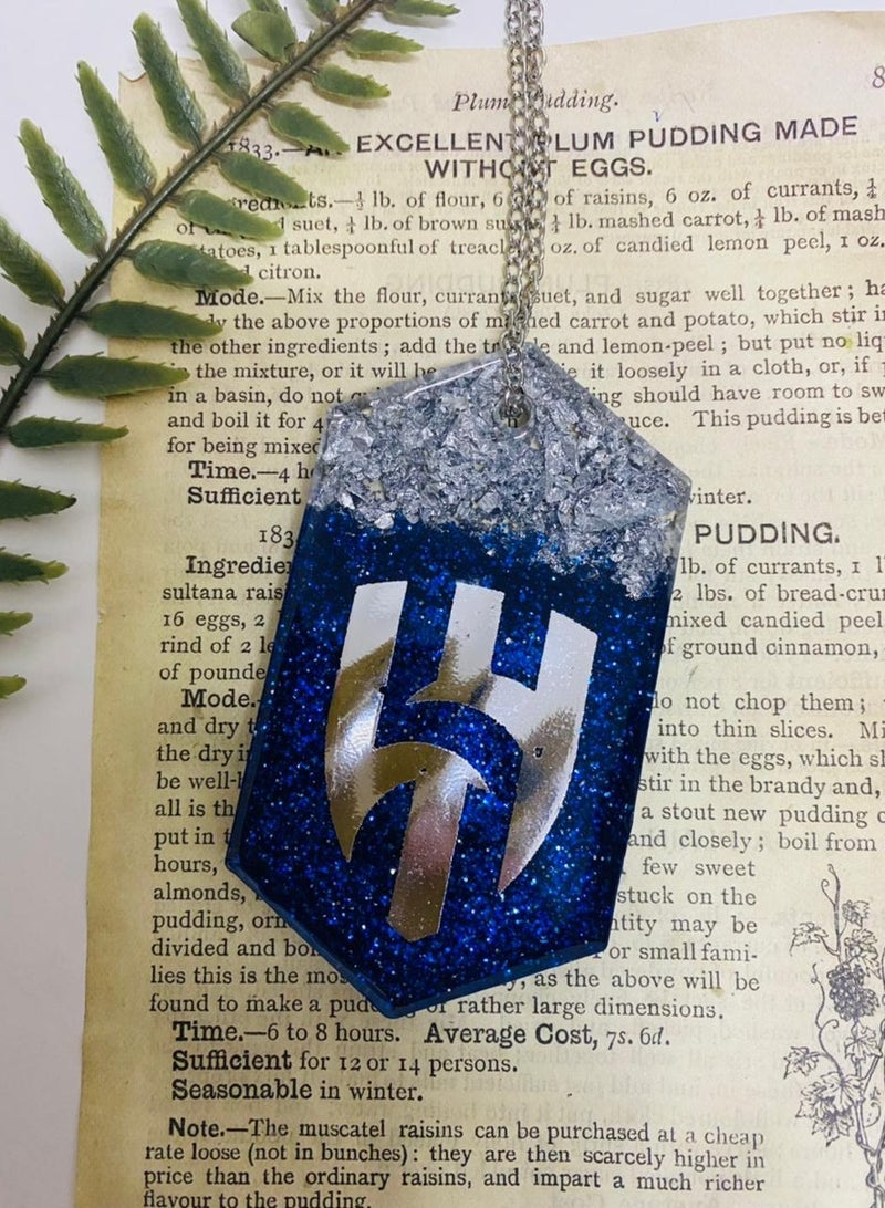 An elegant car pendant in the shape of a shiny diamond, the crescent logo, made of luxurious resin - Image 3