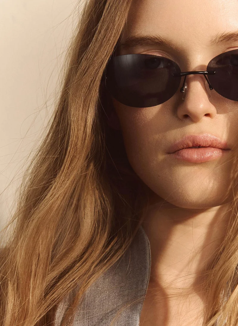 Oval sunglasses with metal fittings