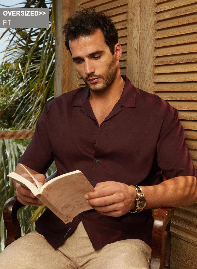 Campus Sutra Campus Sutra Men's Wine Red Solid Resort Oversized Shirt For Casual Wear | Cuban Collar | Short Cuffed Sleeves | Button Closure | Oversized Shirt Crafted With Comfort Fit For Everyday Wear