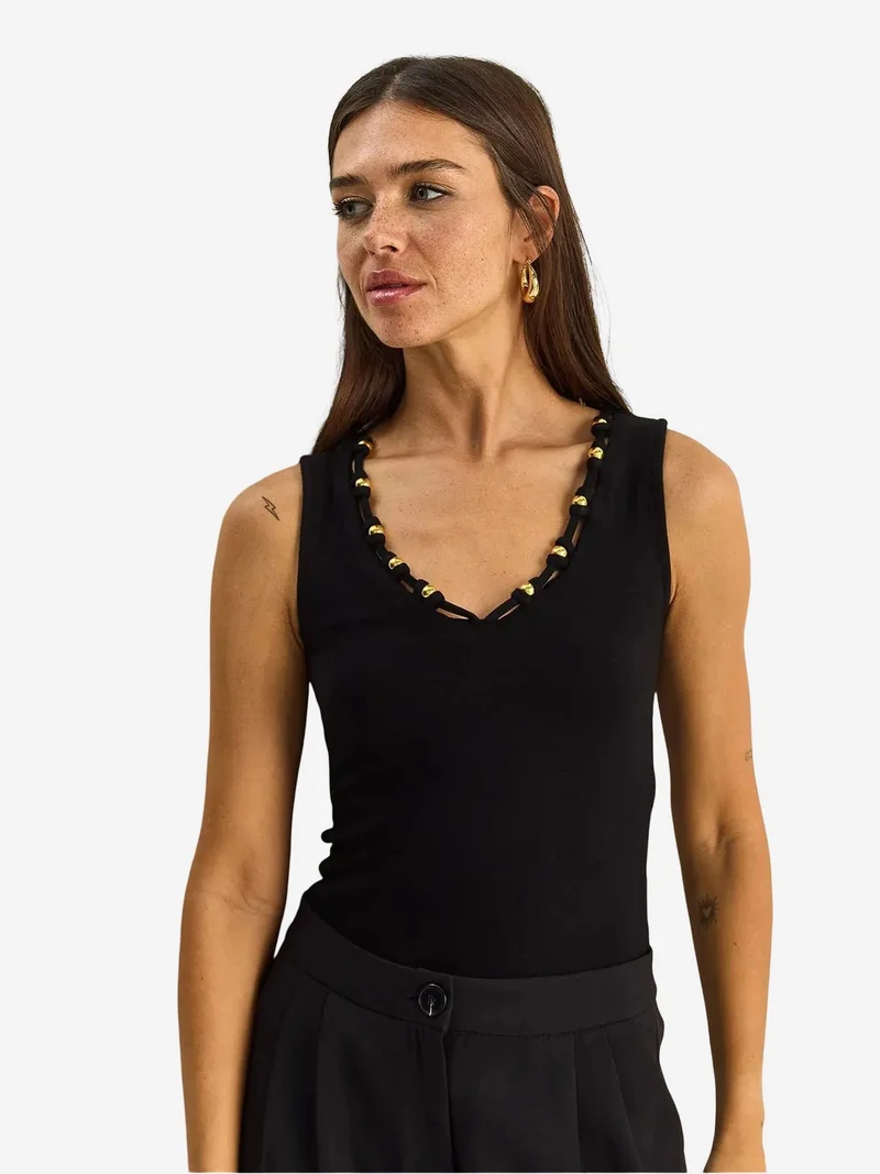 بيانكو لوتشي LUCCI Sleeveless V-Neck Blouse with Accessory Detail
