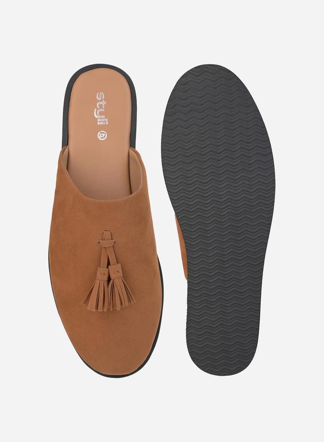 ستايلي قباقيب من جلد الغزال مع تفاصيل شرابة - Image 5