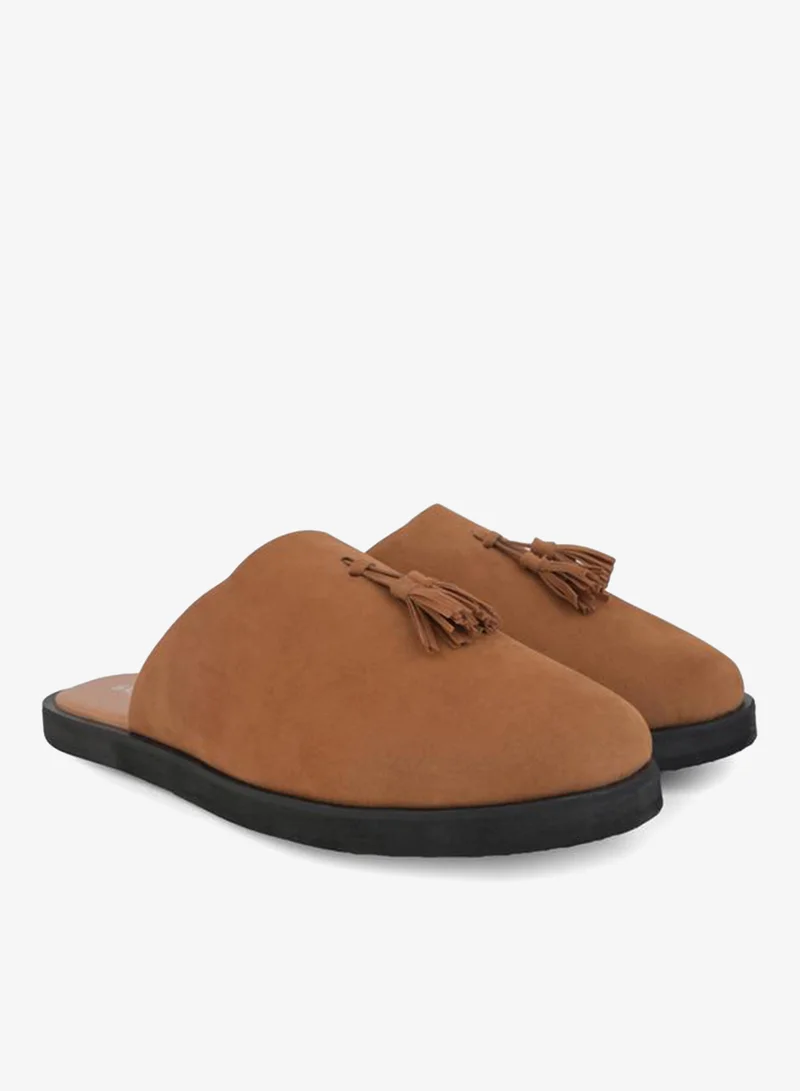 ستايلي قباقيب من جلد الغزال مع تفاصيل شرابة