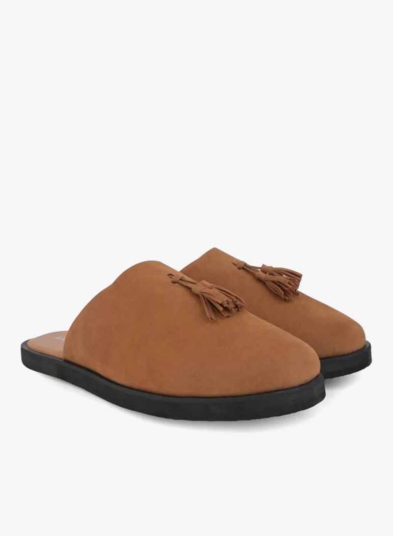 ستايلي قباقيب من جلد الغزال مع تفاصيل شرابة