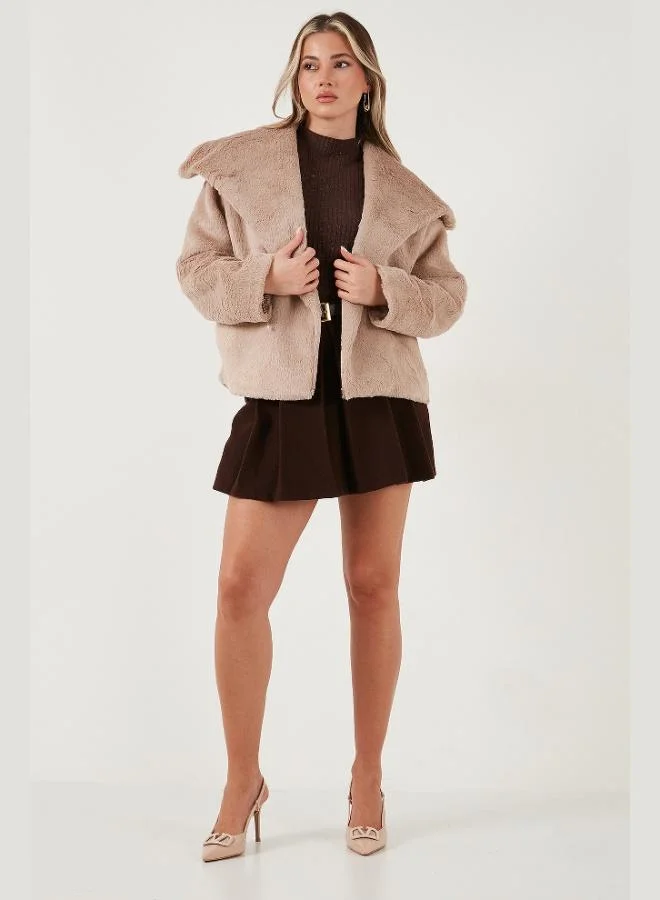 ليلا معطف ليلا مبطن بالقطيفة بياقة واسعة وأزرار كبس للنساء