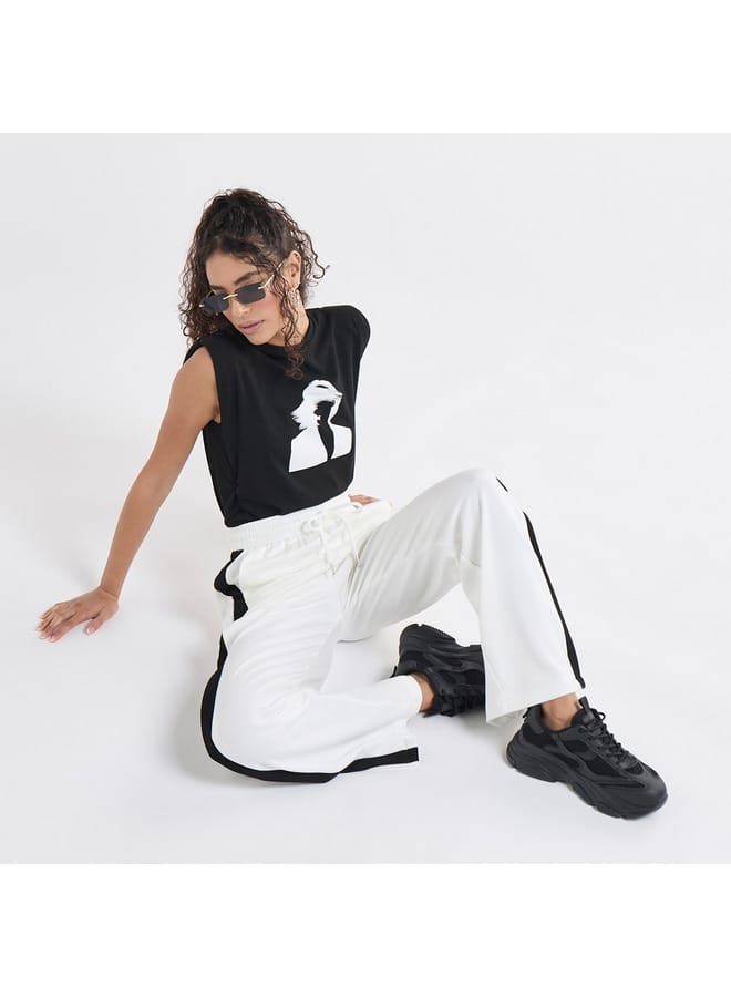 سبلاش فيڤ تيشيرت بدون أكمام بطباعة وتفاصيل كسرات - Image 2