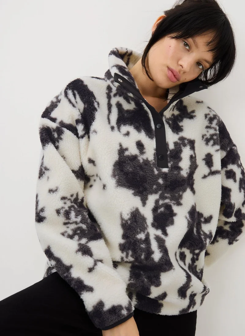 ماتلان صوف بورغ بنصف أزرار بنقوش سوداء