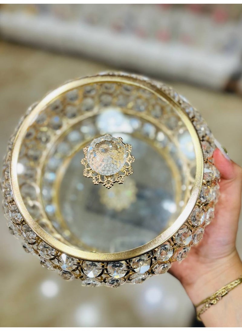 بونبنيره جولد أنيقة بغطاء زجاجي فخم، تصميمها مزين بالكامل بفصوص كريستال لامعة تضيف لمسة فخامة لأي ركن في بيتك مثالية لتقديم الحلويات أو المكسرات بشكل شيك ومميز - Image 5