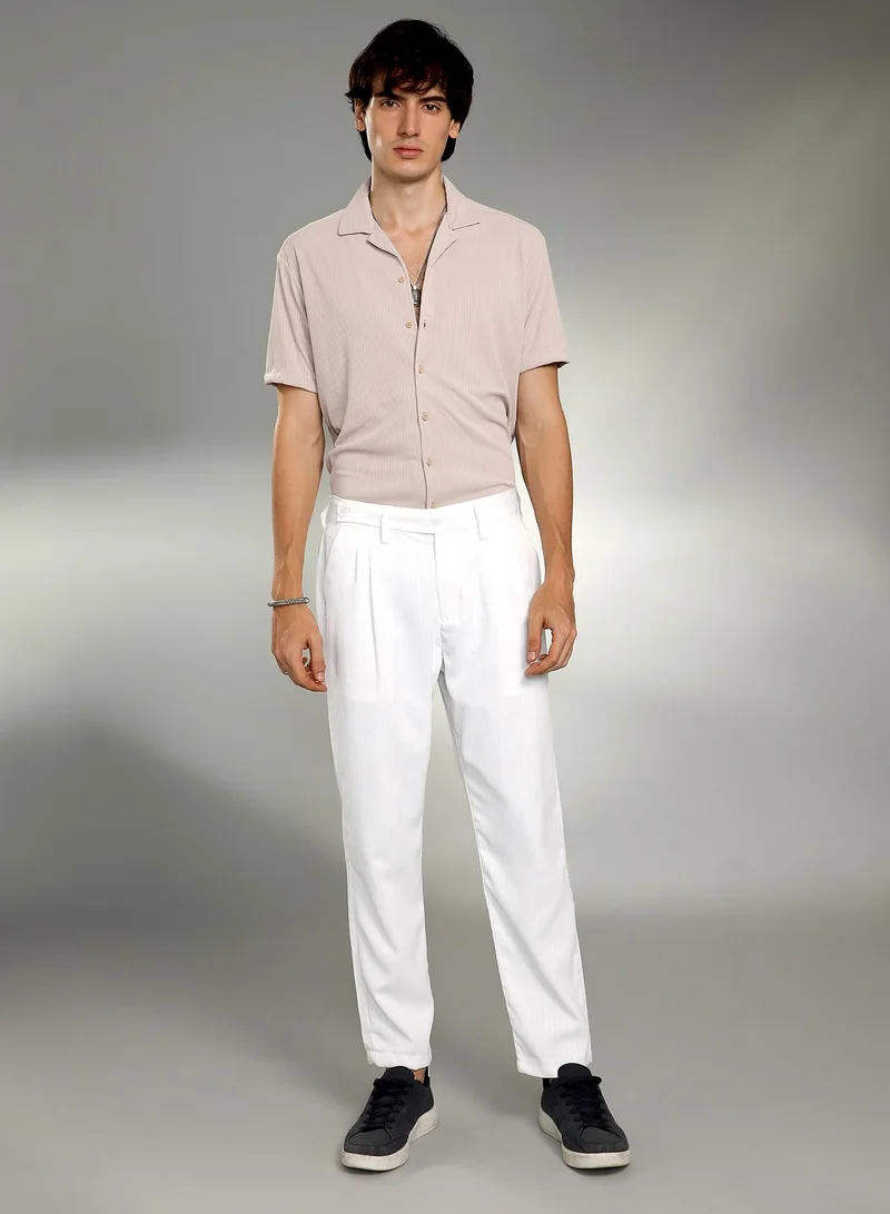 Campus Sutra Campus Sutra Men's Cream White Pleated Tailored Trousers For Casual Wear | Mid-Rise | 3 Pockets | Button Closure | Trousers Crafted With Comfort Fit For Everyday Wear