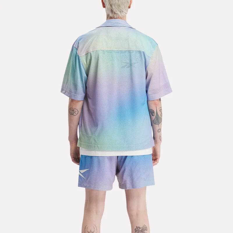 ريبوك A laid-back shirt with snap closures