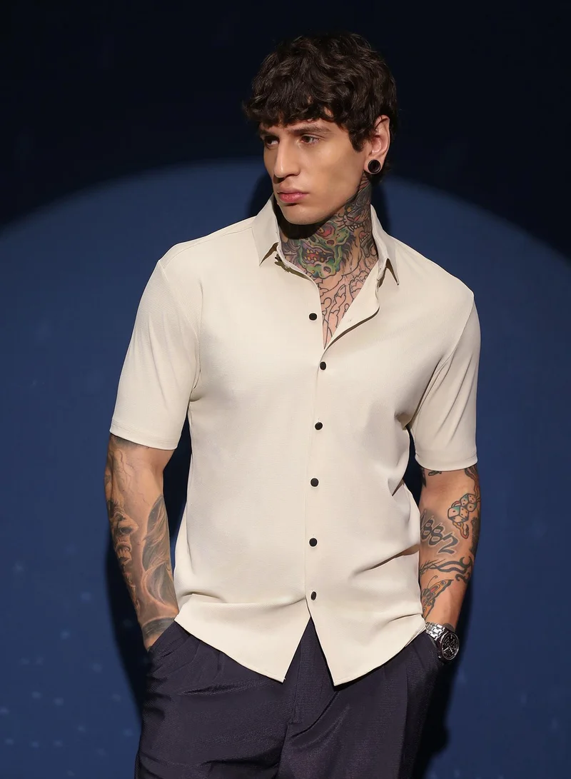 كامبوس سوترا قميص رجالي أوف وايت بنقشة الوافل بدون خياطة للملابس الكاجوال بياقة عريضة وأكمام قصيرة عادية وإغلاق بأزرار وتصميم مريح للارتداء اليومي