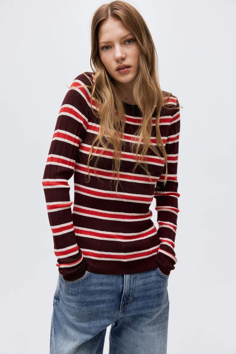 اتش اند ام بلوزة محبوكة من نسيج مرن