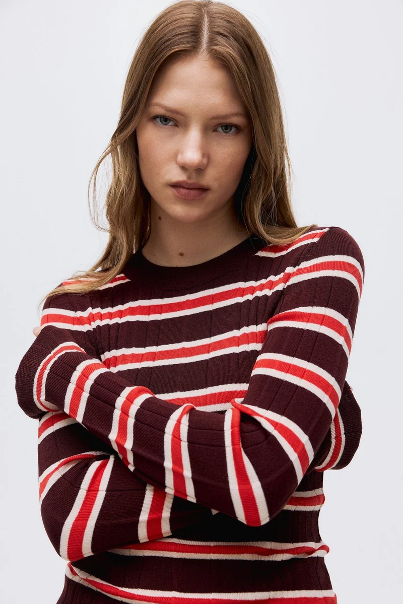 اتش اند ام بلوزة محبوكة من نسيج مرن