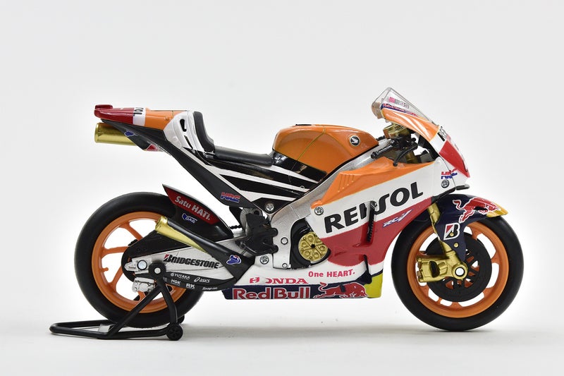 New-Ray New Ray Honda RC213V Motorcycle #93 Marc Marquez Repsol Honda Team MotoGP (2015) 1/12 Diecast Model - Image 3