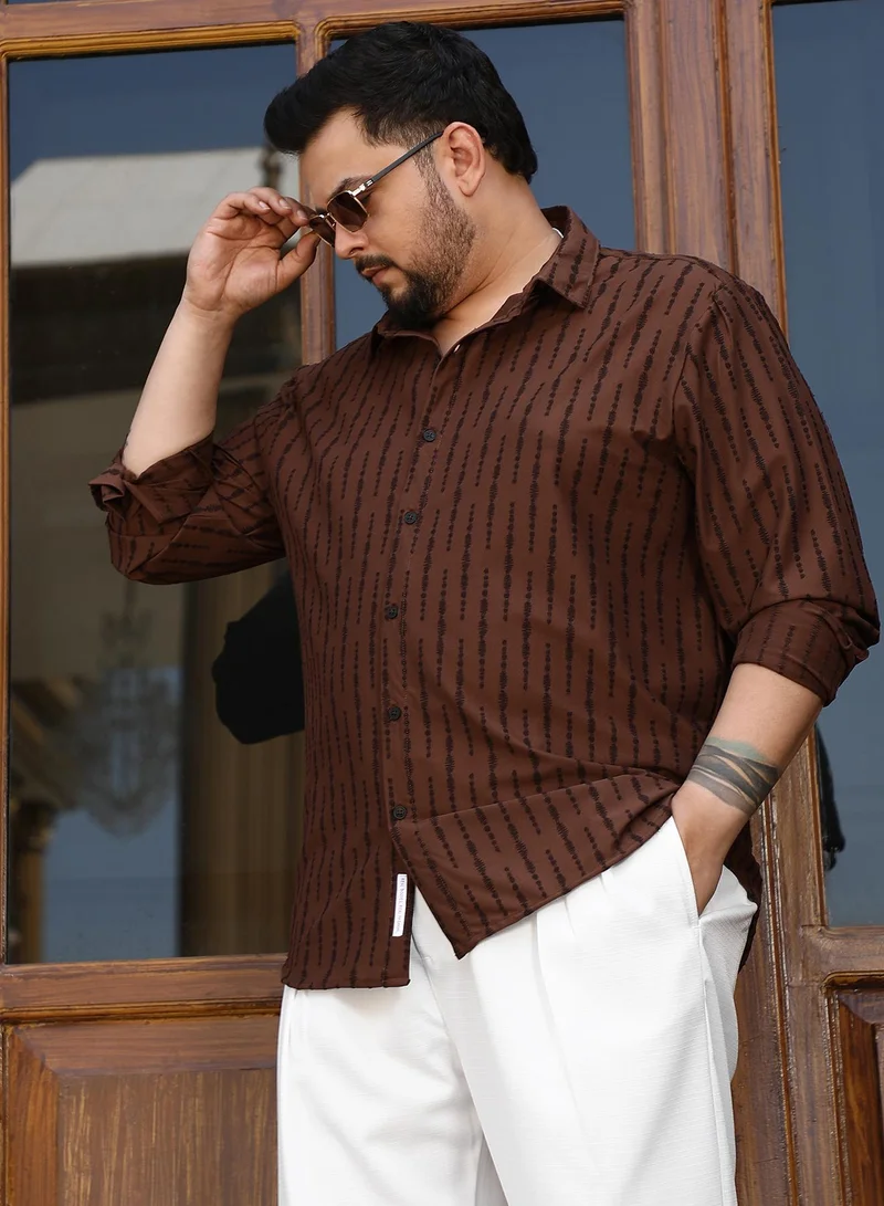 انستافاب بلس قميص رجالي Instafab Plus بني شوكولاتة بنسيج شراشيب للمناسبات الكاجوال | ياقة عريضة | أكمام طويلة بأساور | إغلاق بالأزرار | مقاس بلس بتصميم مريح للارتداء اليومي