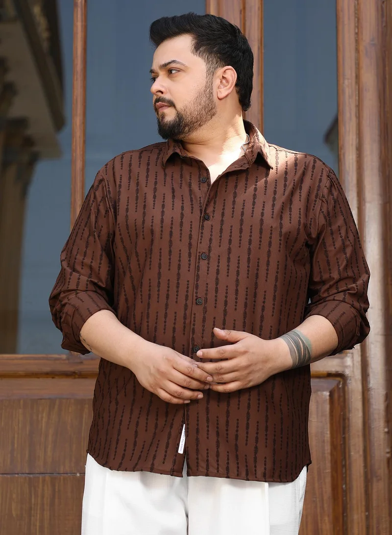 انستافاب بلس قميص رجالي Instafab Plus بني شوكولاتة بنسيج شراشيب للمناسبات الكاجوال | ياقة عريضة | أكمام طويلة بأساور | إغلاق بالأزرار | مقاس بلس بتصميم مريح للارتداء اليومي
