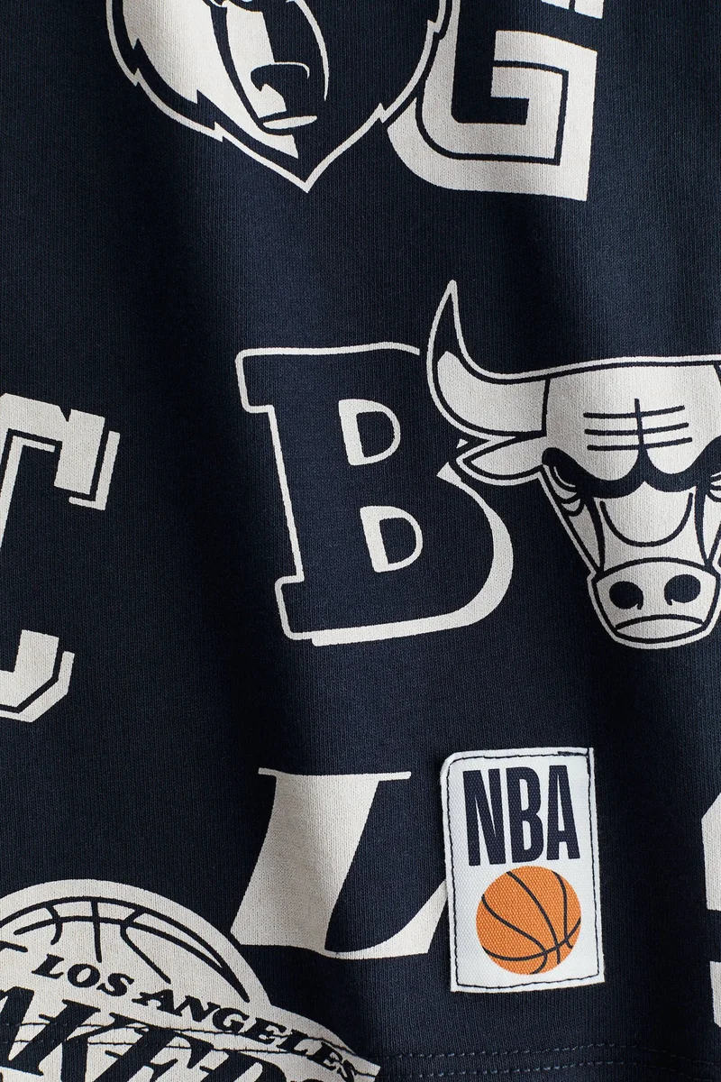 اتش اند ام تي-شيرت واسعة مزيّنة بطبعة