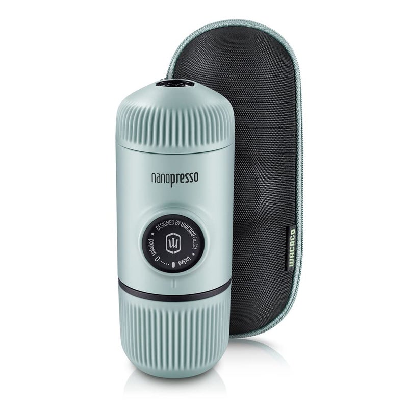 صانعة الإسبريسو المحمولة WACACO Nanopresso مع حقيبة - آلة قهوة صغيرة للسفر مثالية للتخييم والسفر والمكتب - اللون الأزرق القطبي