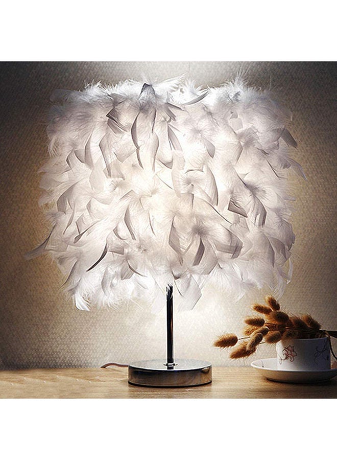 مصباح طاولة للزينة قابل للحمل بتصميم عصري وحديث مزود بغطاء من الريش أبيض/فضي 13x13x24سم - Image 3