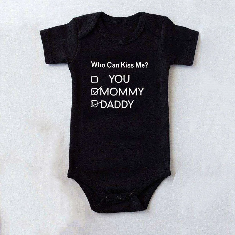 Matching Family Outfits Funny Baby Romper “Who Can Kiss Me?” Print – Black Cotton Infant Bodysuit, Short Sleeve Newborn Jumpsuit, Soft Unisex Baby Outfit for Boys & Girls, Cute Mommy Daddy Humor Gift (BLACK)