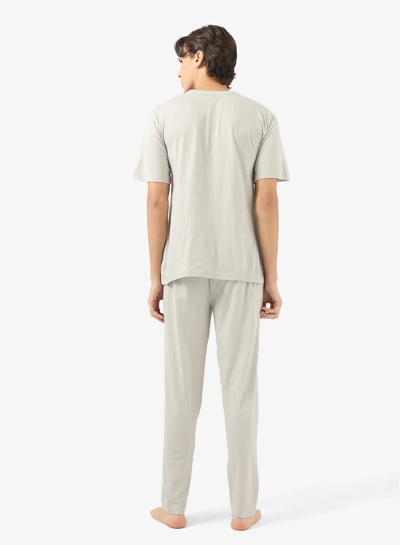 سفنتي فايف طقم بيجامة تي شيرت وبنطلون