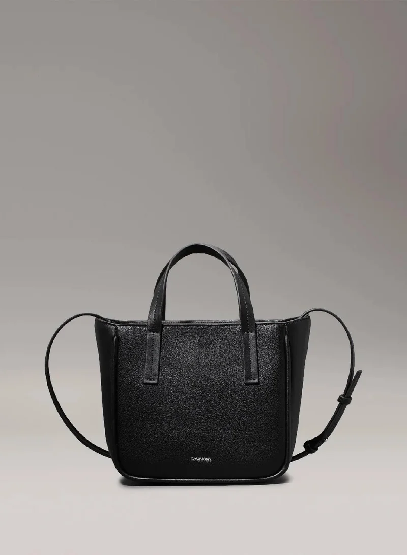 كالفن كلاين شنطة توت باق صغيرة