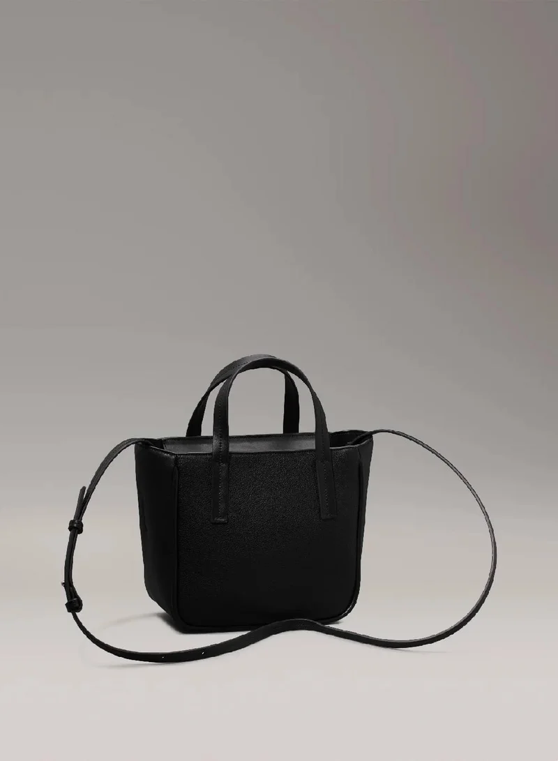 كالفن كلاين شنطة توت باق صغيرة