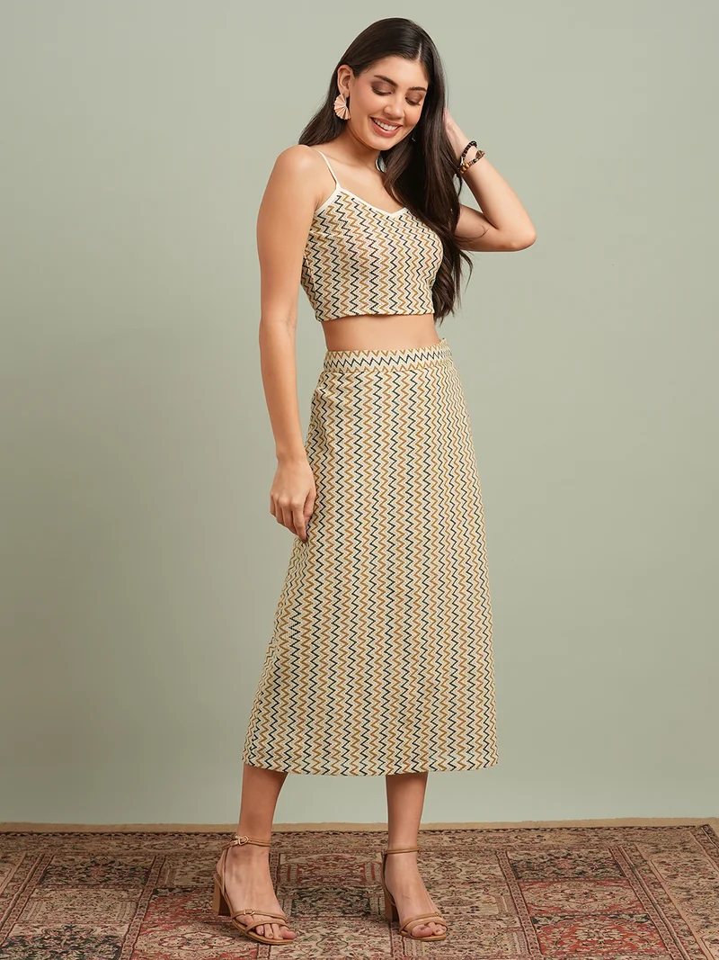 جلو باص طقم نسائي قطعتين بلوزة قصيرة وتنورة بطبعة تجريدية بياقة  وأشرطة كتف