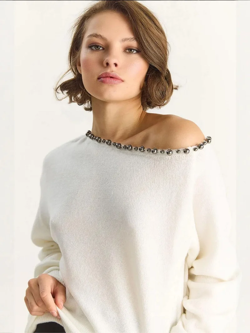 Bianco Lucci LUCCI Asymmetrical Collar Accessory Detailed Knit Sweater