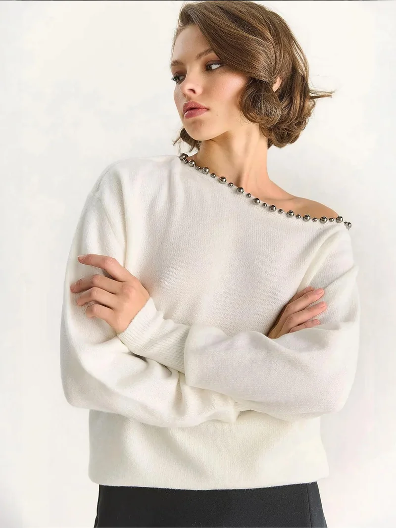 Bianco Lucci LUCCI Asymmetrical Collar Accessory Detailed Knit Sweater