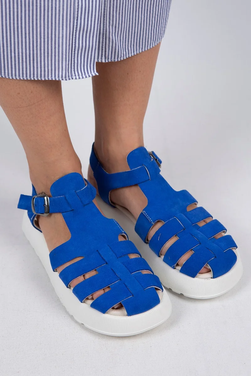 مانجيرو صندل نسائي من الجلد الطبيعي من مانيجيرو روزا، أزرق وأبيض، بإبزيم