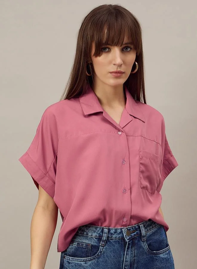 كواري قميص بقصة مربعة مع جيب رقعة