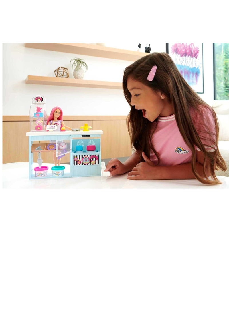 باربي مجموعة لعب المخبوزات مع 12 دمية صغيرة، وشعر وردي، ومحطة خبز، وميزة صنع الكعك وأكثر من 20 قطعة لعب واقعية، 3 فما فوق - Image 2