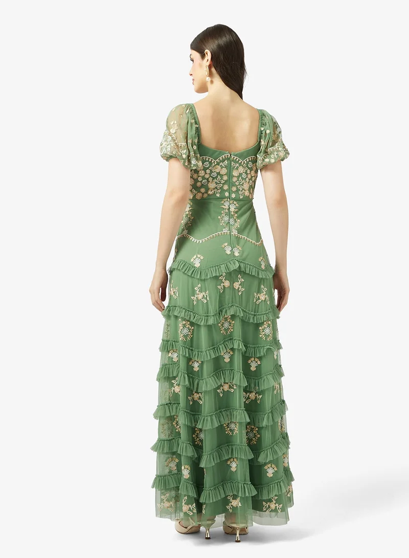 مايا فستان ماكسي مطرز بكشكشة وأكمام منفوشة ورقبة مربعة