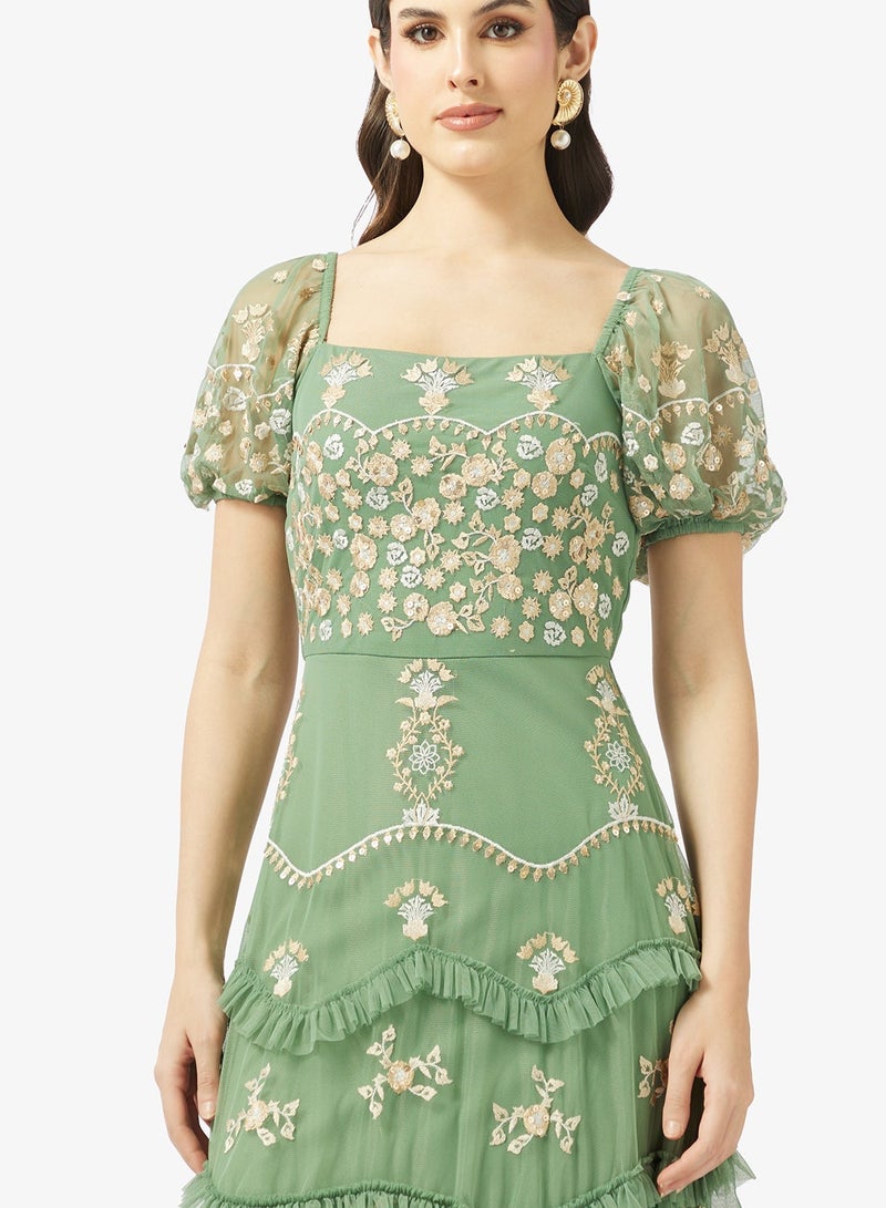 مايا فستان ماكسي مطرز بكشكشة وأكمام منفوشة ورقبة مربعة - Image 3