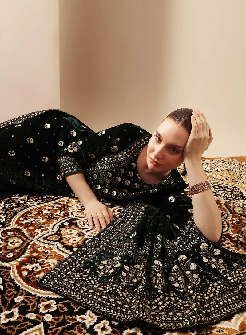 آي شين Rich Dark Green Velvet Gold Print Straight Kurta sets with dupatta