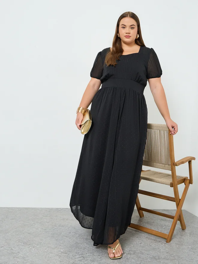 Styli Styli Plus Size Sweetheart Neck Dobby Maxi Dress